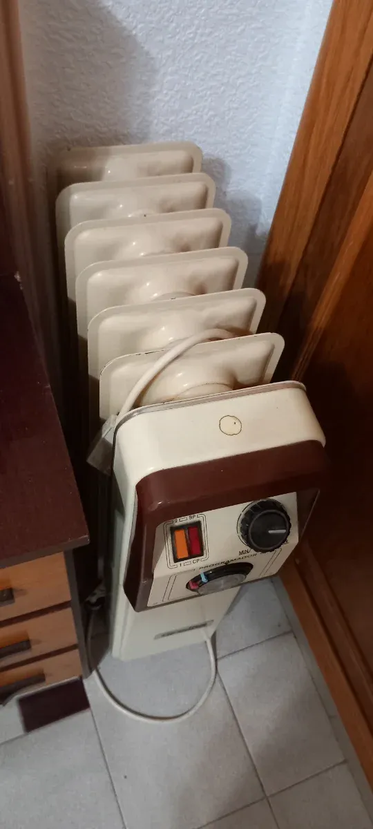 Radiador de aceite beige y marrón