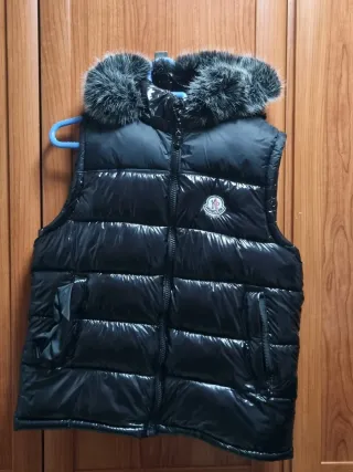 Chaleco Moncler Negro con Capucha de Pelo