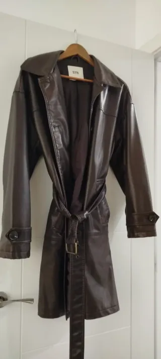 Gabardina polipiel marrón