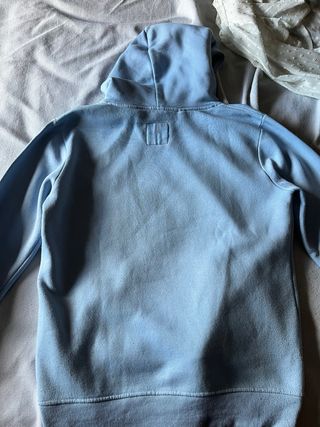 Sudadera azul con capucha
