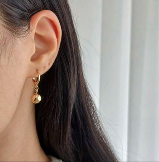 Pendientes dorados con bola