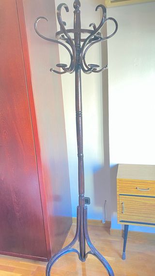 Perchero de pie antiguo de madera