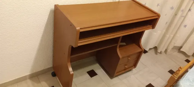 Mesa de ordenador de madera