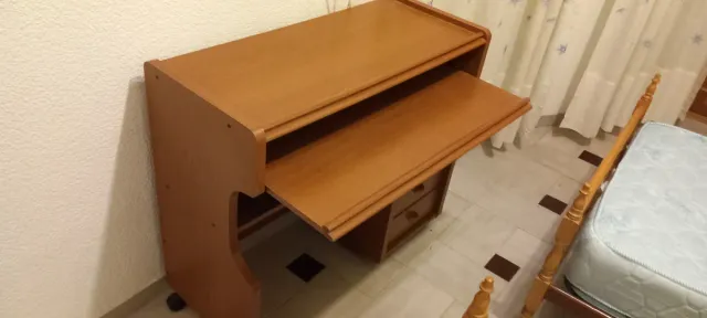 Mesa de ordenador de madera