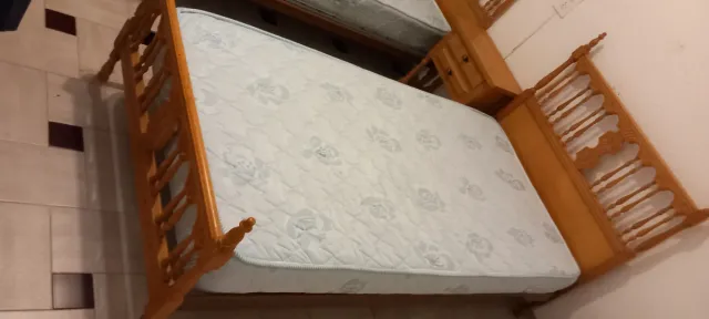 2 Camas de Madera con Mesita