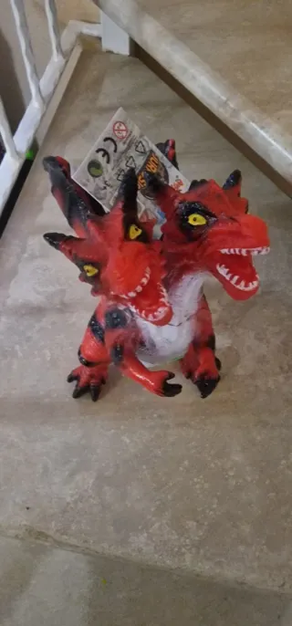 Drago rosso a 3 teste