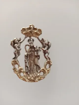 Medalla religiosa con ángeles y corona