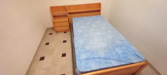 Cama con mesita de noche de madera