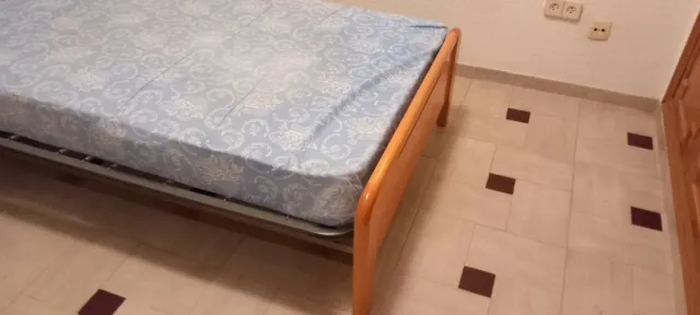 Cama con mesita de noche de madera