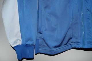 Chaqueta deportiva Adidas azul y blanca