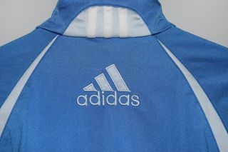 Chaqueta deportiva Adidas azul y blanca