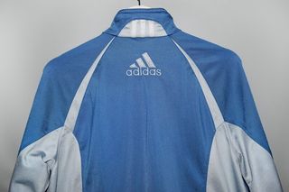 Chaqueta deportiva Adidas azul y blanca