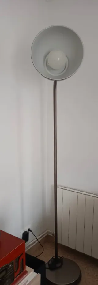 Lámpara de pie plateada y blanca