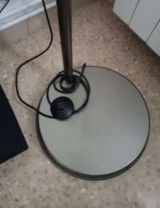 Lámpara de pie plateada y blanca