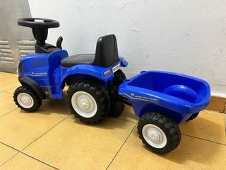 tractor azul con remolque