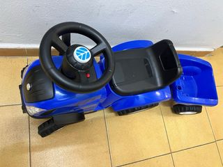 tractor azul con remolque