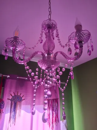 Lámpara colgante rosa de cristal y plástico