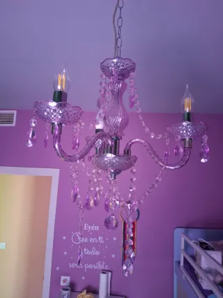 Lámpara colgante rosa de cristal y plástico