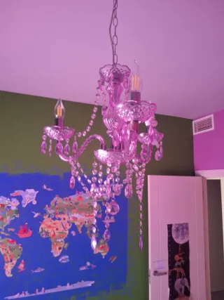 Lámpara colgante rosa de cristal y plástico