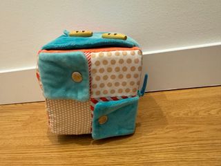 Cubo Montessori de actividades