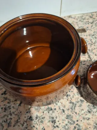 Cazuela de barro marrón