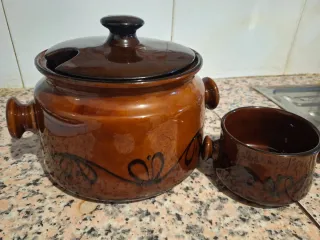 Cazuela de barro marrón