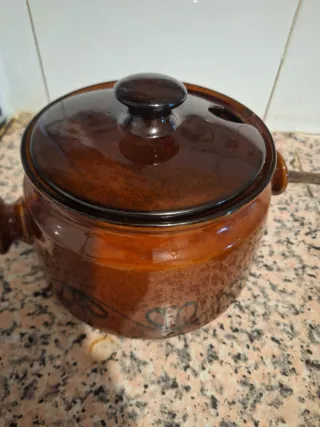 Cazuela de barro marrón