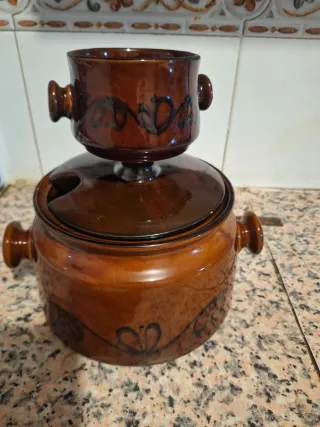 Cazuela de barro marrón