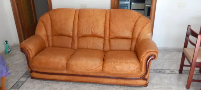 Sofá de piel marrón