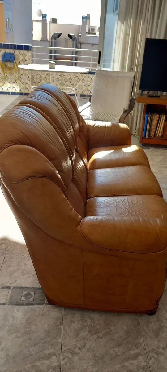 Sofá de piel marrón