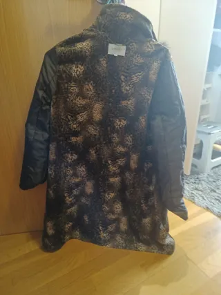 Abrigo marrón con capucha y pelo