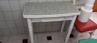 Mesa de cocina con encimera de piedra