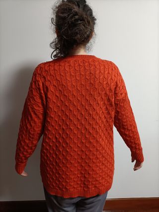 Jersey de lana naranja trenzado