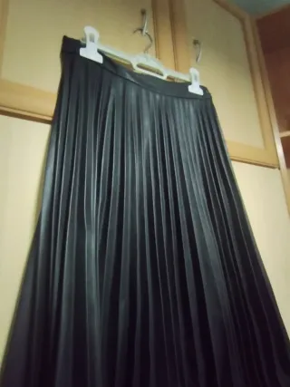 Falda polipiel plisada negra