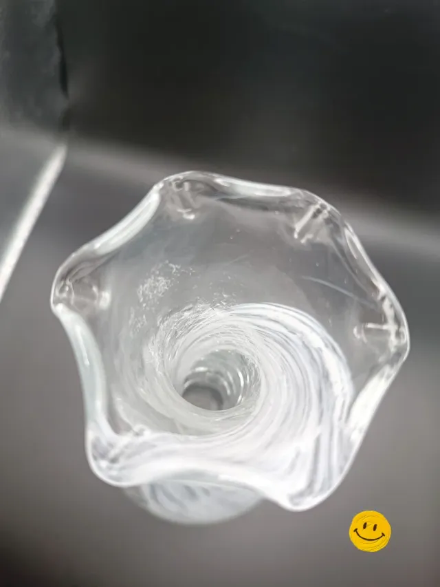 Vaso in vetro bianco