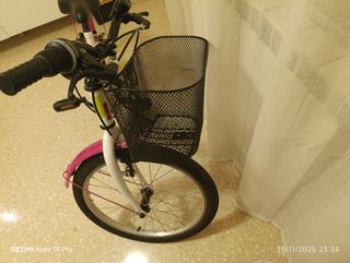 Bicicleta infantil rosa y blanca