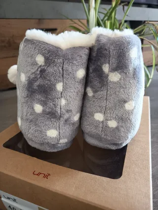 Zapatillas de estar por casa grises lunares.