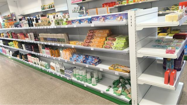 Estanterías metálicas y de plástico