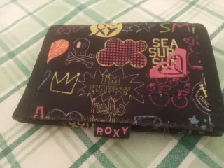 Cartera Roxy con estampado divertido
