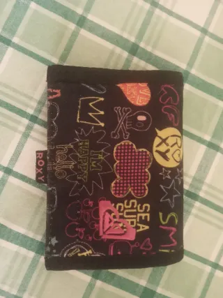 Cartera Roxy con estampado divertido