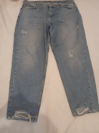 Pantalón vaquero desgastado