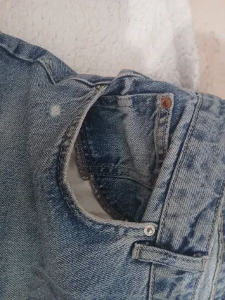 Pantalón vaquero desgastado