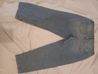 Pantalón vaquero desgastado