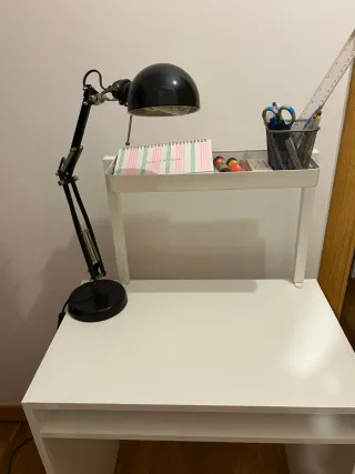 Scrivania bianca con lampada e supporto