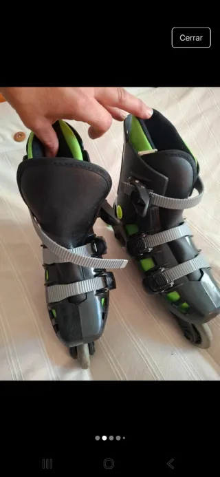 Patines en línea negros y verdes