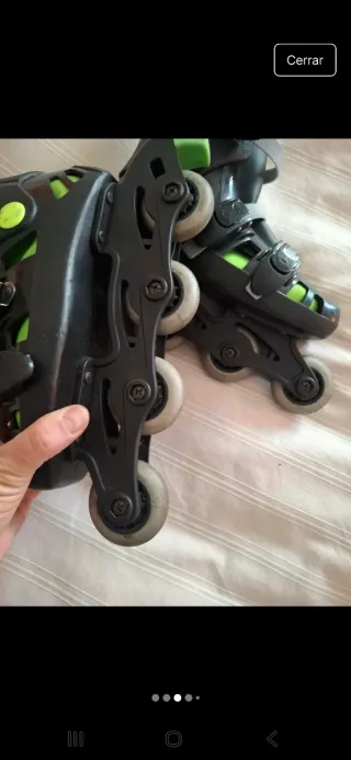 Patines en línea negros y verdes