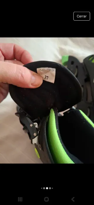 Patines en línea negros y verdes