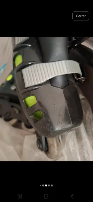 Patines en línea negros y verdes