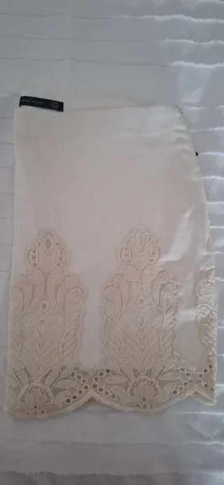 Falda beige con bordado talla S