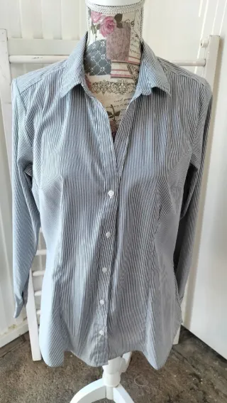 Camisa entallada de rayas negras y blancas